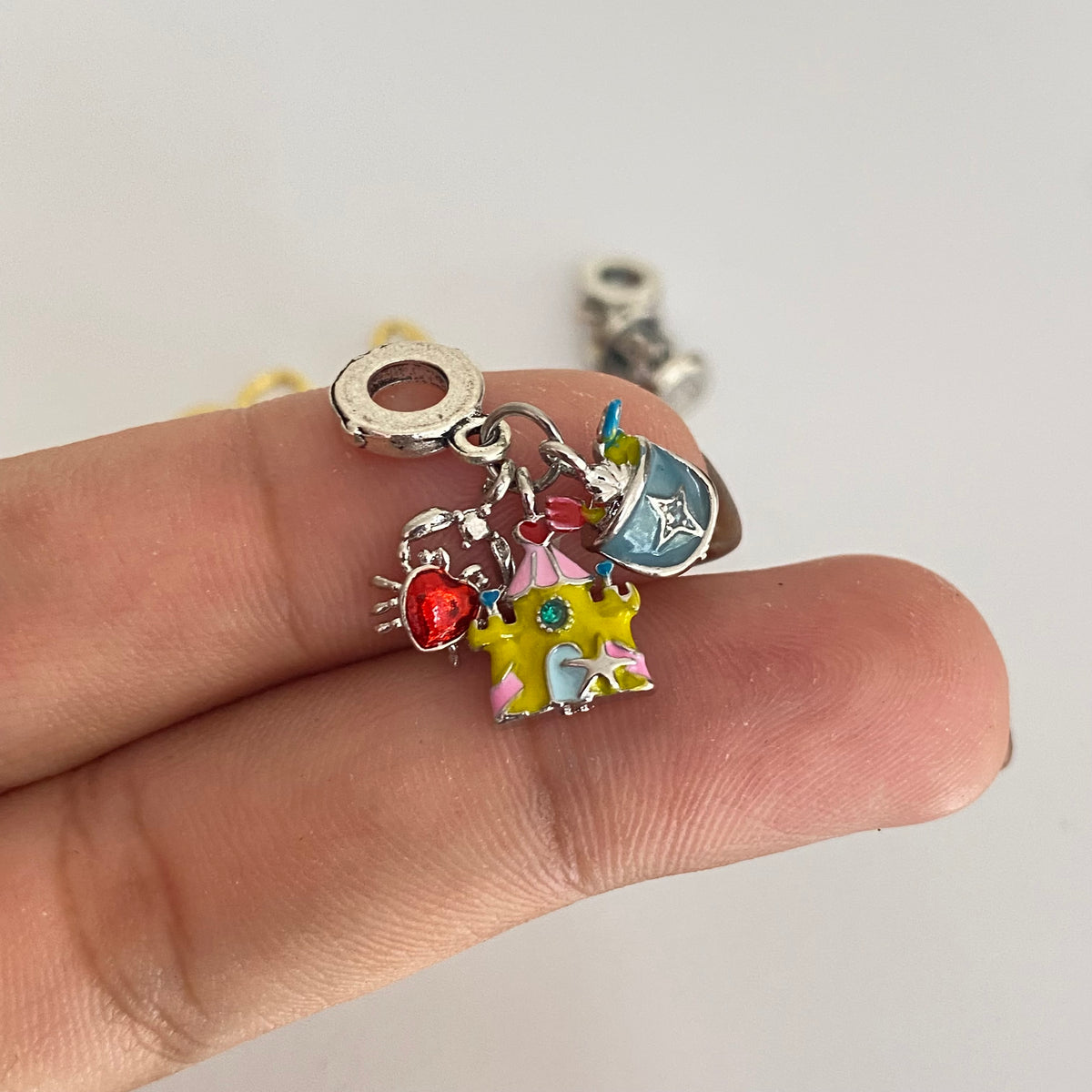 Charm Inspo Pandora colors y gold🌈⭐️