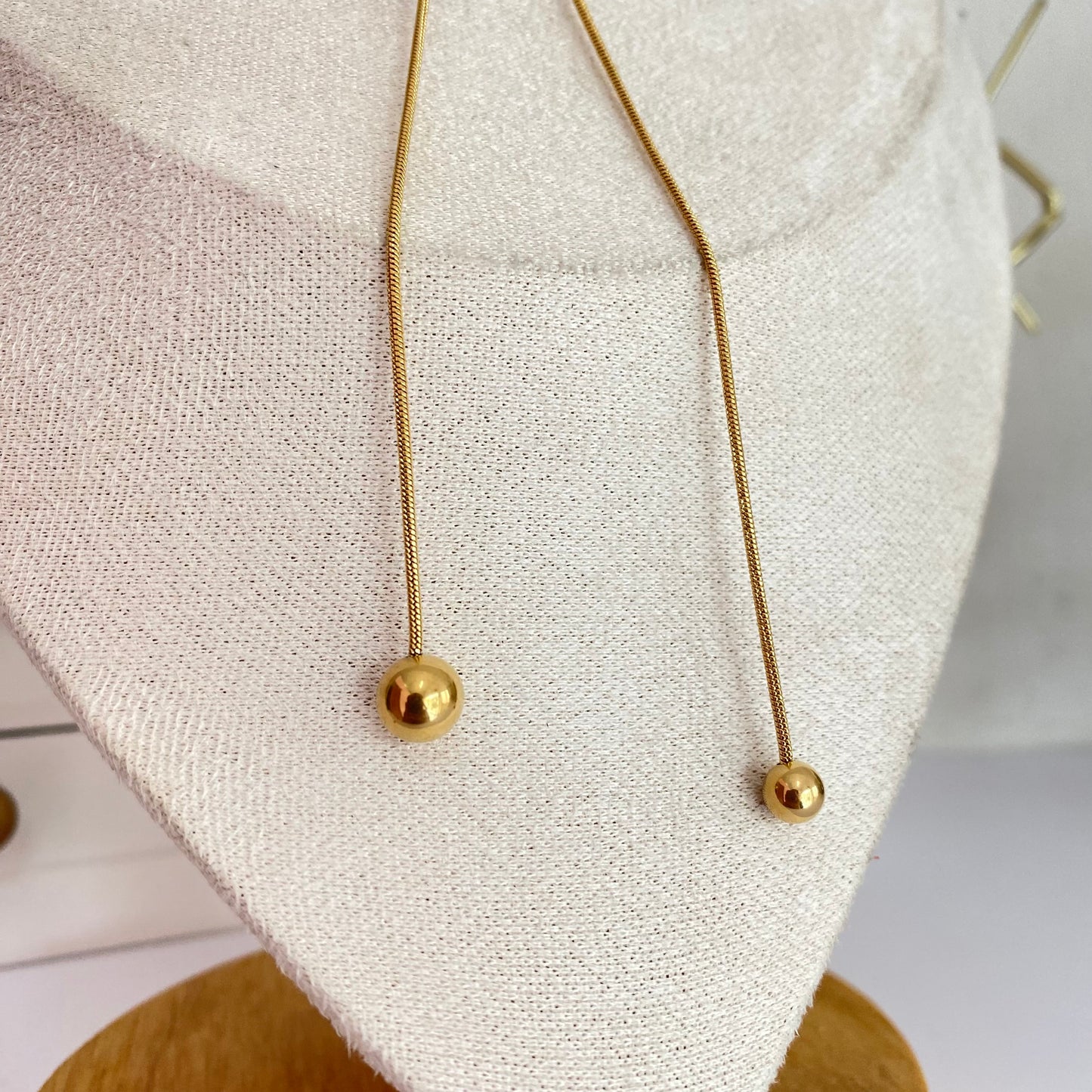 Collar corbatín dorado acero