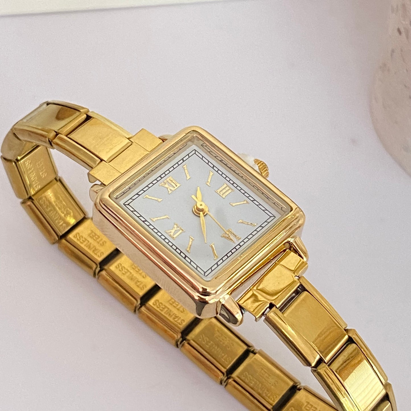 Reloj Cuadado Dorado Acero