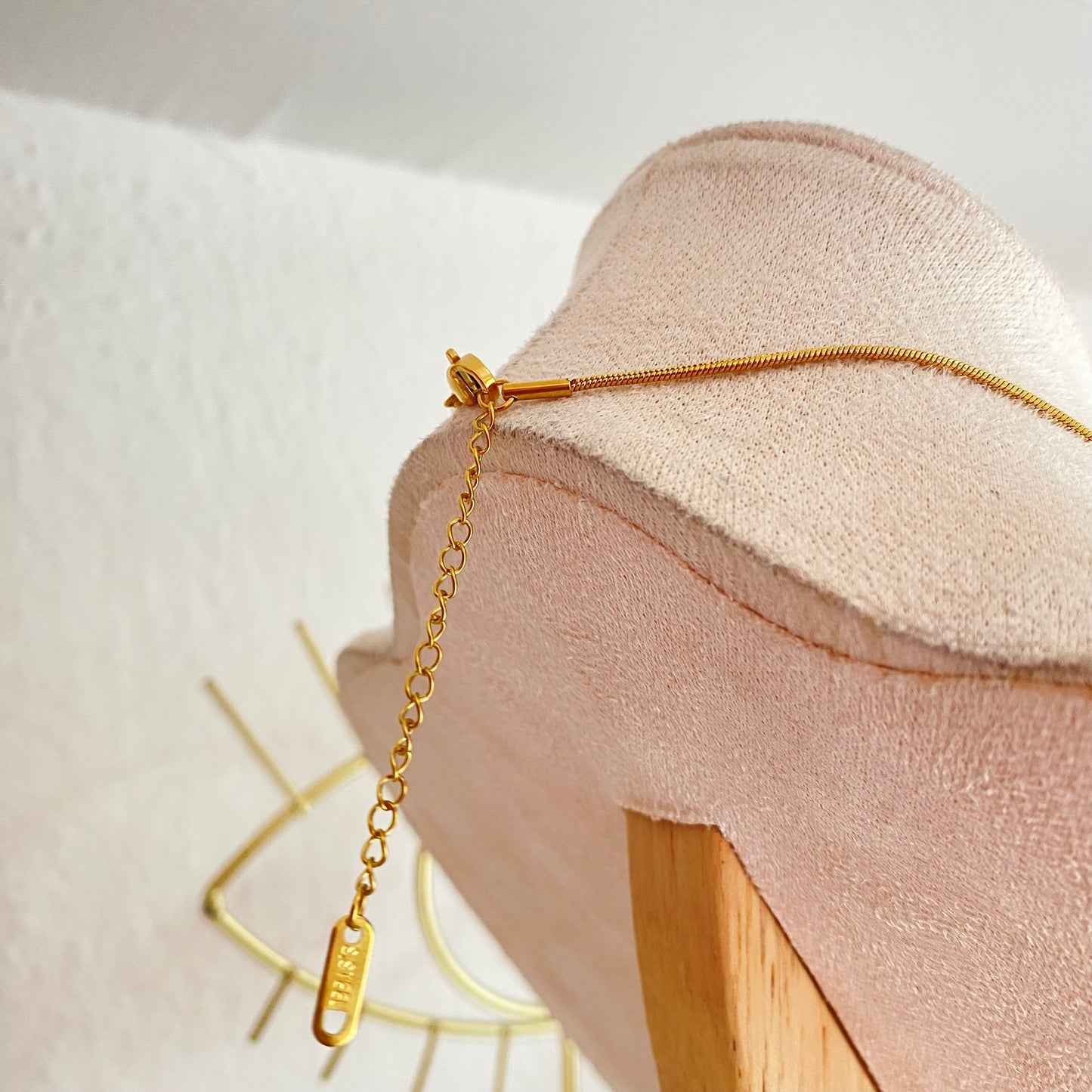 Collar corbatín dorado acero